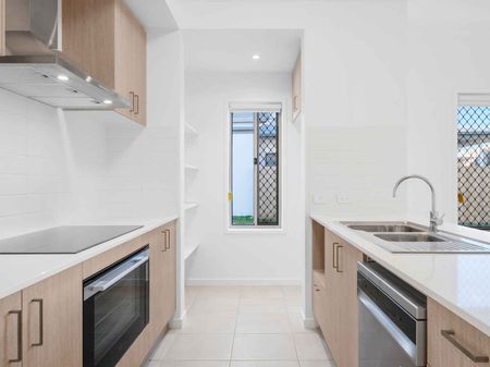 Brand new Modern Family Home with Ducted Air & Large Backyard - Photo 5
