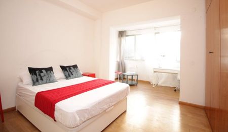 Carrer de González Tablas, Barcelona, Catalonia 08034 - Photo 3