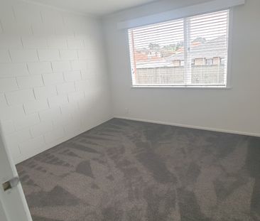 ONE TREE HILL Moana Avenue 2 bedroom unit - Photo 2