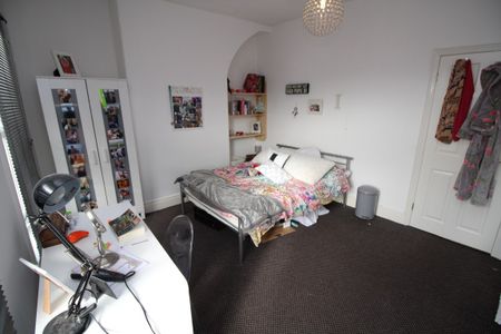 3 Bed Student Property TO LET - Photo 3