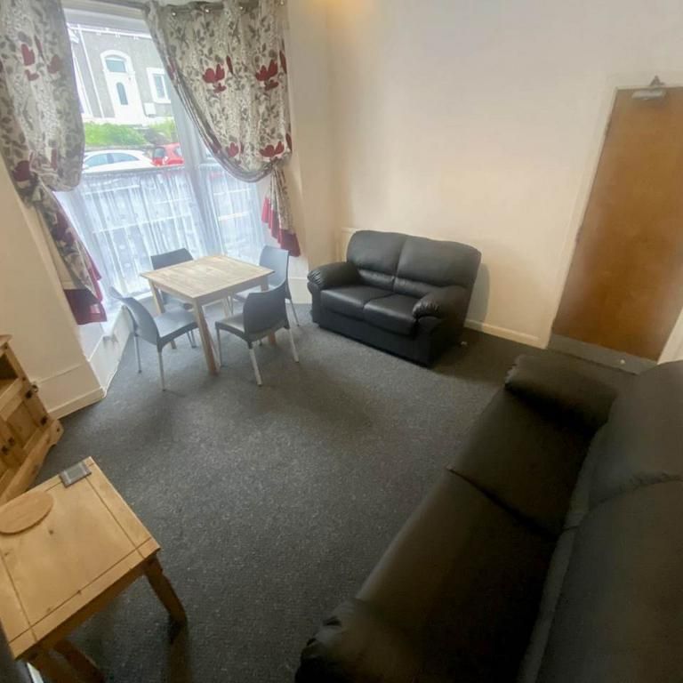 5 bedroom house to rent - Photo 1