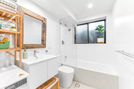 SPACIOUS 2 BEDROOM MODERN RETREAT WITH HUGE PRIVATE COURTYARD + PARKING! - Photo 2