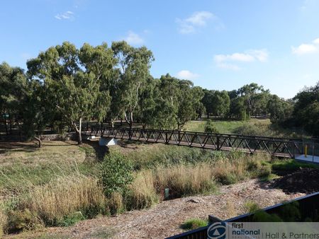STYLISH THREE BEDROOM TOWNHOUSE - Photo 5