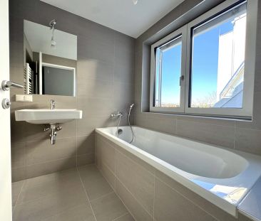 Hochwertige Dachgeschosswohnung mit Terrasse sowie Klimaanlage - Er... - Photo 2