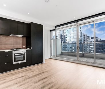 Cosmopolitan living, modern, stylish and ideally located - Photo 4