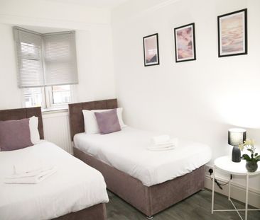 4 Bed Terraced House, Golders Rise, NW4 - Photo 4