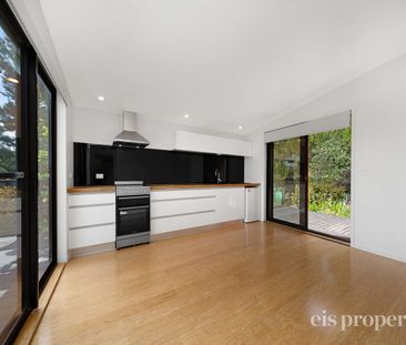 Modern Retreat Surrounded By Nature - Photo 5