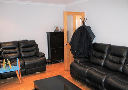 4 bedroom semi-detached house to rent - Photo 2