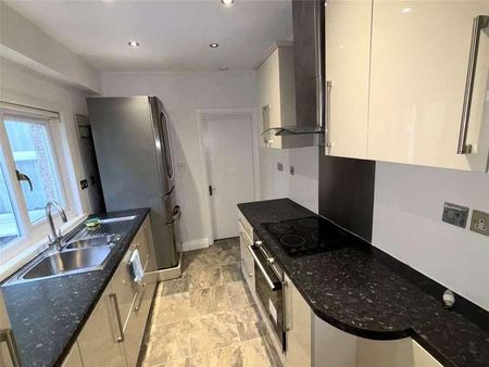 Spencer Road, Mitcham, Surrey, CR4 - Photo 5