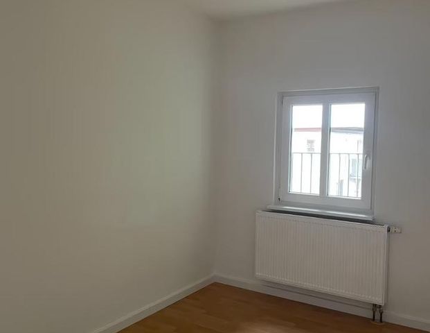 Große 4-Zimmer Wohnung in zentraler Lage mit Balkon - Photo 1