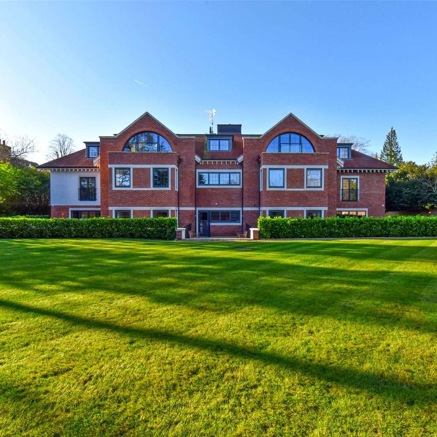 An exclusive, luxury apartment located on one of Beaconsfield's premier roads within easy reach of Beaconsfield New Town and station - Photo 1