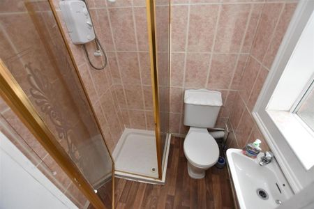 4 bedroom apartment to rent - Photo 3