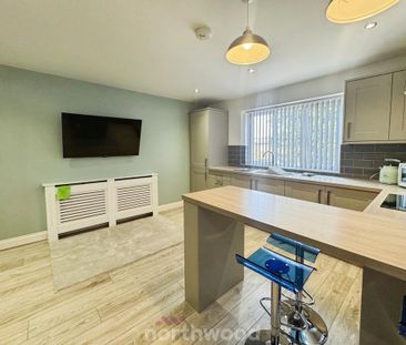 4 bedroom semi-detached house to rent - Photo 6