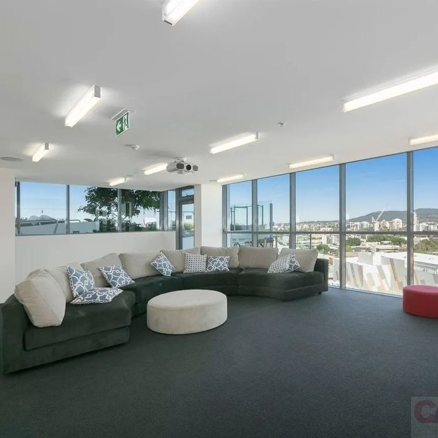 Premium 2-Bedroom, 2-Bathroom Apartment with 1 Car Park - Photo 1