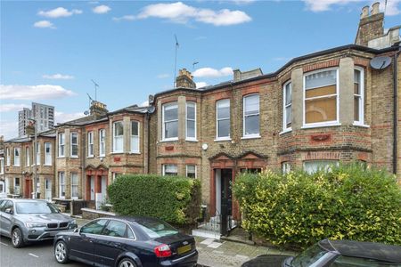 A fantastic five bedroom family house situated on a popular road in Wandsworth. - Photo 2