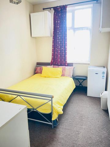 1 bedroom in a house share to rent - Photo 4