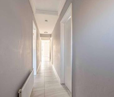 Westmead, Windsor, SL4 - Photo 3