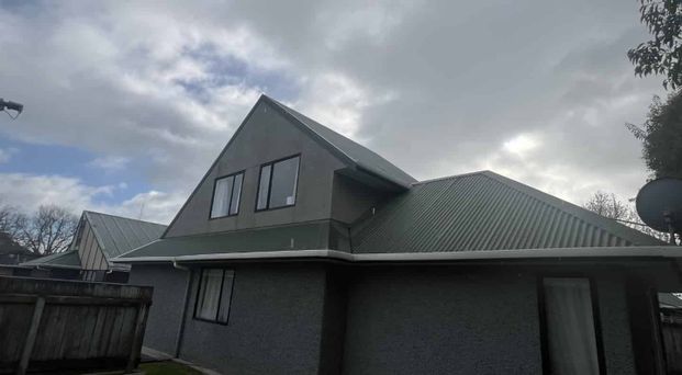 Student Rental - Five Bedrooms - Centrally Located - Photo 1