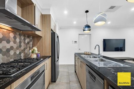 Spacious Bedroom, 2-Bathroom Home with Double Garage for Lease - Photo 4