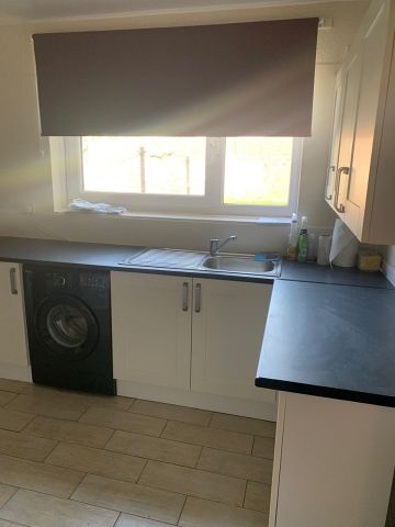 3 Bed Flat, Cape Close, IG11 - Photo 2