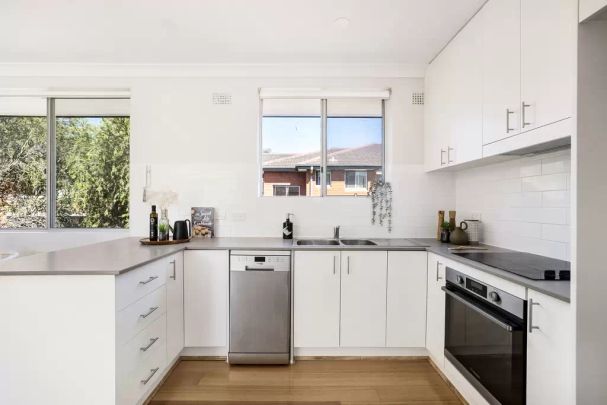 Top-floor apartment with sunny, northern aspect - Photo 1