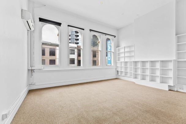 Stylish Light-Filled Apartment in Prime Lifestyle Location - Photo 1