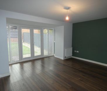 4 bedroom semi-detached house to rent - Photo 2