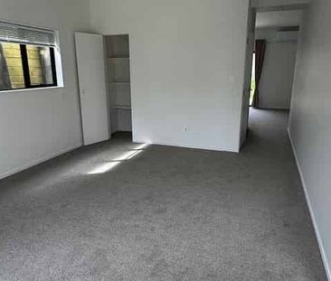 Modern 3BR Townhouse in Oteha, Rangitoto zone - Photo 3