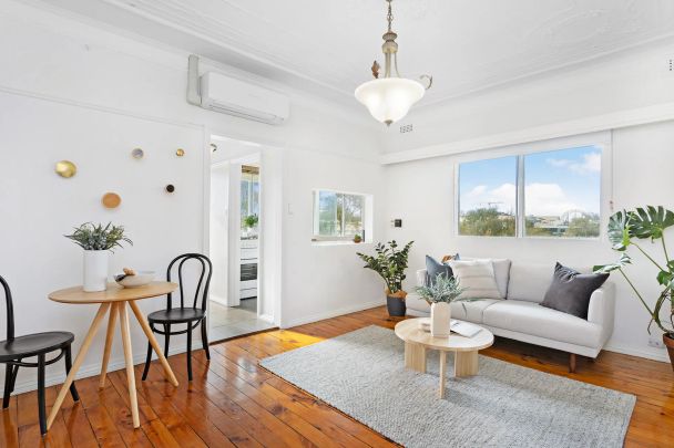 Elevated North facing ART DECO living! - Photo 1