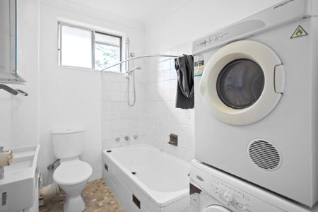 Conveniently Located Modern Apartment - Photo 4