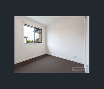 TOWNHOUSE CENTRAL TO UNI AND STATION - Photo 1