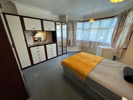 Room in a Shared House, Kingsmere Park, NW9 - Photo 5