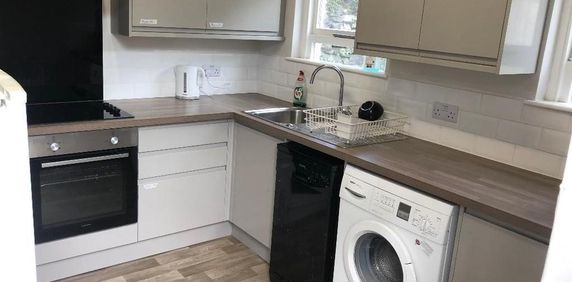 1 bedroom in a house share to rent - Photo 2