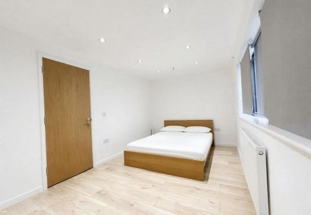 4 bedroom semi-detached house to rent - Photo 3