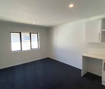 Studio Room in Top Hamilton East Location - Photo 5