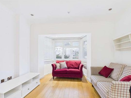 Holders Hill Road, London, NW4 - Photo 1