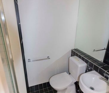 Furnished Stylish Studio Apartment -STUDENTS ONLY - Photo 4