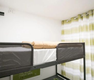 Room in a shared 20-bedroom apartment for rent in Lisbon. - Foto 3