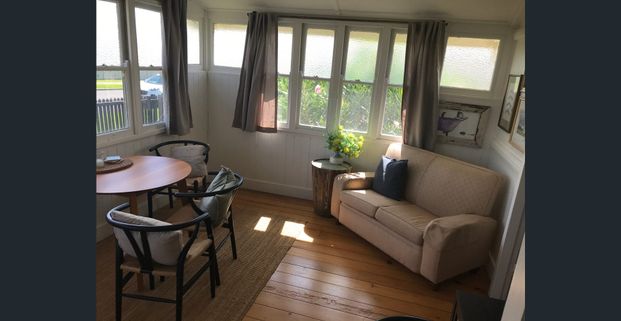 Delightful Cottage in Super-Convenient Location! - Photo 1