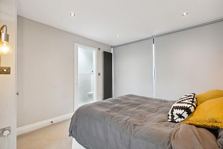 3 bedroom house in London - Photo 2