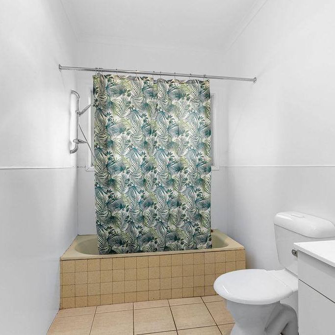 COASTAL COMFORT – SPACIOUS FURNISHED HOME - 3 BEDROOM DOWNSTAIRS RESIDENCE - Photo 1