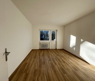 Mitten im Leben! Modernisierte 3-Zimmer Wohnung - optimal für 1-2 P... - Photo 2