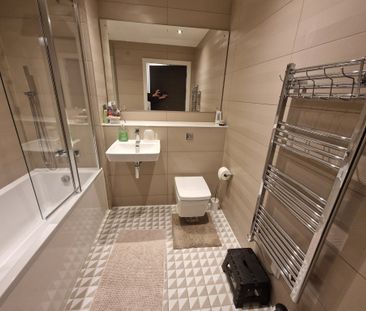 Red, Media City Uk - Photo 2