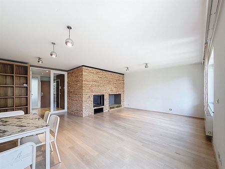 Beautiful 3-Bedroom Apartment with Terrace - Photo 2