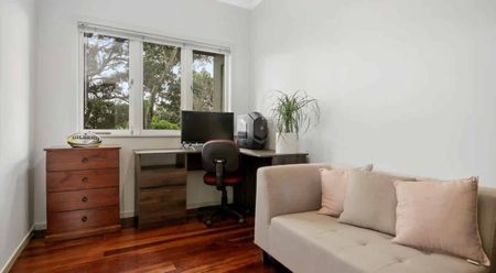 Charming 3-Bedroom Home with Large Backyard & Standalone Garage - Pet-Friendly! - Photo 2