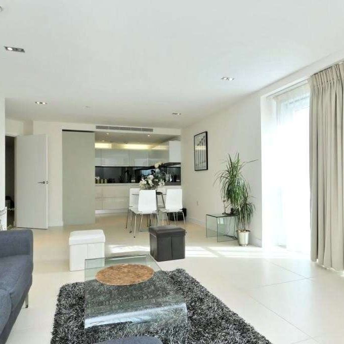 Impressive two bedroom apartment in the popular Bezier development. - Photo 1