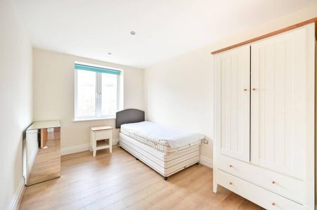 3 bedroom flat to rent - Photo 4