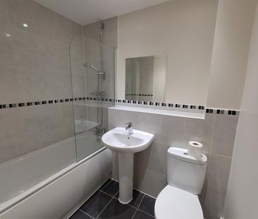 2 bed flat to rent in Walton Road, Bushey, WD23 - Photo 4