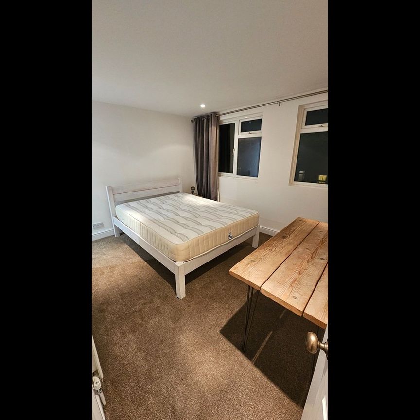 Room in a Shared House, Thurso Street, SW17 - Photo 1