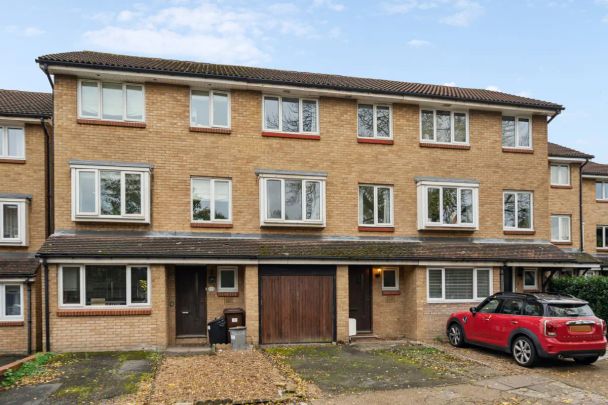 4 bedroom house in Southfields - Photo 1